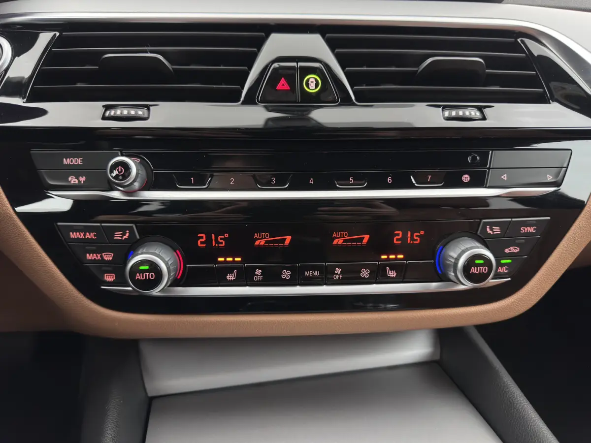 530e Business Edition Plus (Plug-in) (INCL-BTW) *LEATHER | FULL-LED | MEMORY-PACK | HEATED-SPORTSEATS | NAVI-FULLMAP | PRIVACY-GLASS | ECC | PDC | CRUISE | TOWBAR | 18''ALU*