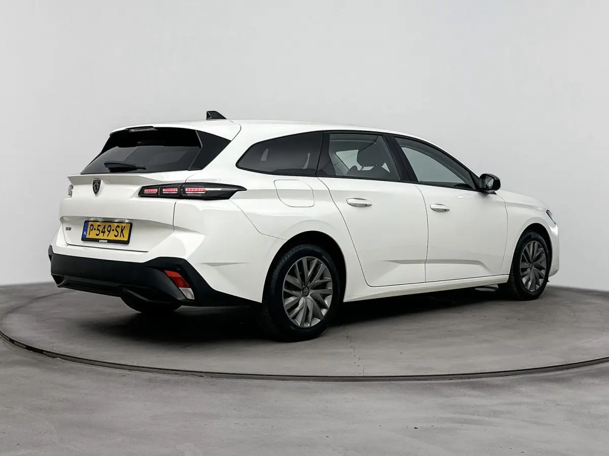 110pk Active Pack | 1ste eigenaar | LEER/Stof | Stoelverwarming | Parkeersensoren | AppleCarPlay/Android | Navigatie