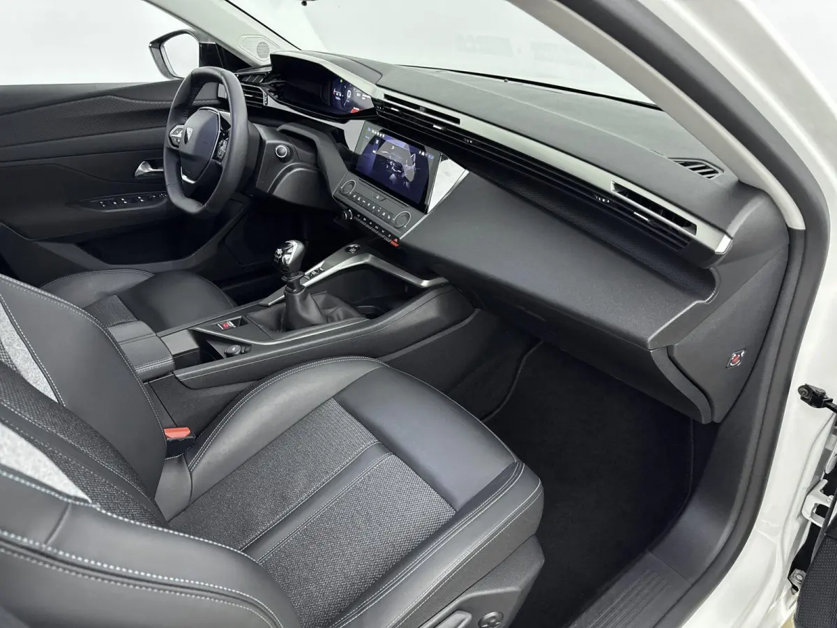 110pk Active Pack | 1ste eigenaar | LEER/Stof | Stoelverwarming | Parkeersensoren | AppleCarPlay/Android | Navigatie
