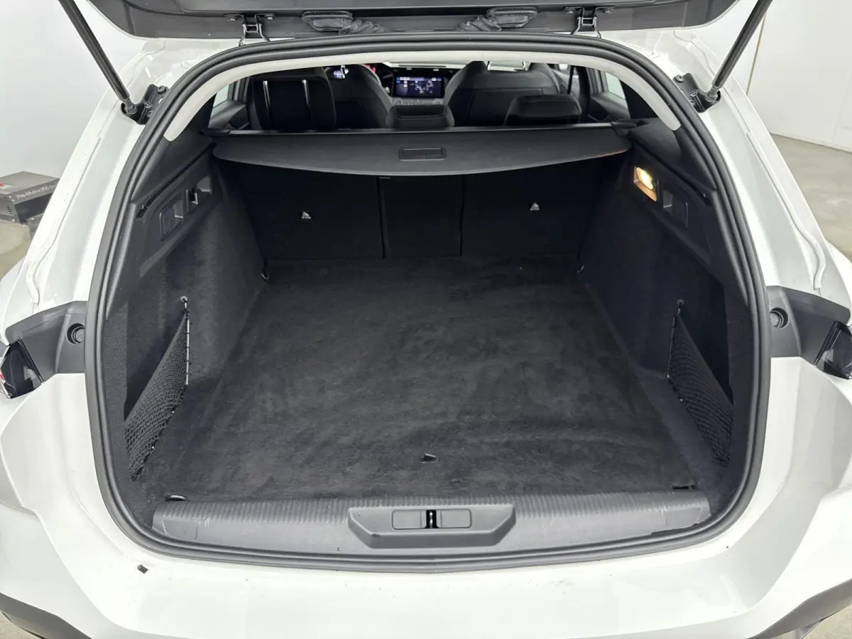 110pk Active Pack | 1ste eigenaar | LEER/Stof | Stoelverwarming | Parkeersensoren | AppleCarPlay/Android | Navigatie