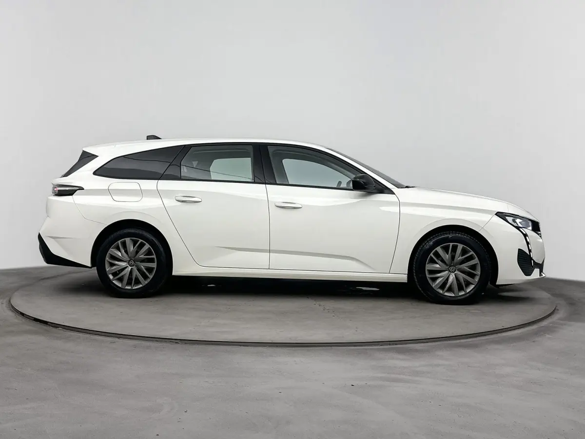 110pk Active Pack | 1ste eigenaar | LEER/Stof | Stoelverwarming | Parkeersensoren | AppleCarPlay/Android | Navigatie