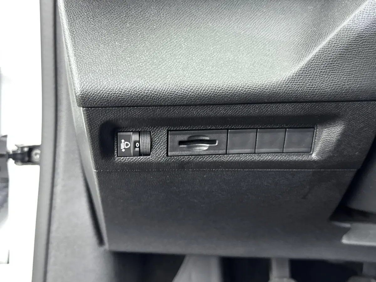 110pk Active Pack | 1ste eigenaar | LEER/Stof | Stoelverwarming | Parkeersensoren | AppleCarPlay/Android | Navigatie