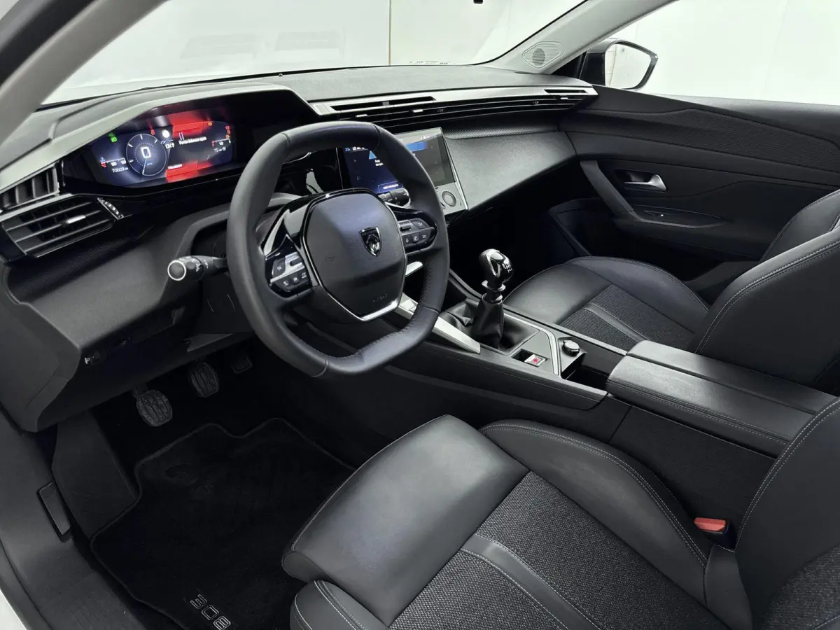 110pk Active Pack | 1ste eigenaar | LEER/Stof | Stoelverwarming | Parkeersensoren | AppleCarPlay/Android | Navigatie