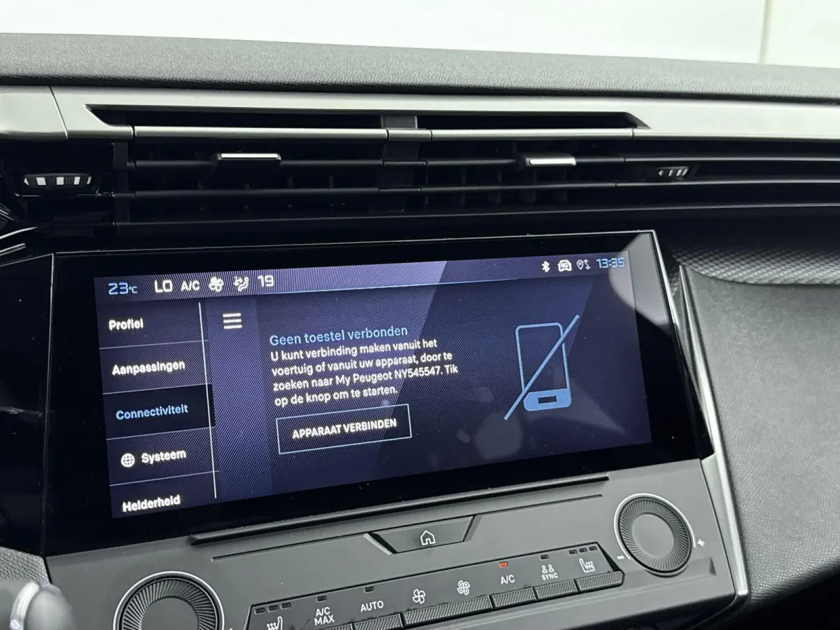 110pk Active Pack | 1ste eigenaar | LEER/Stof | Stoelverwarming | Parkeersensoren | AppleCarPlay/Android | Navigatie