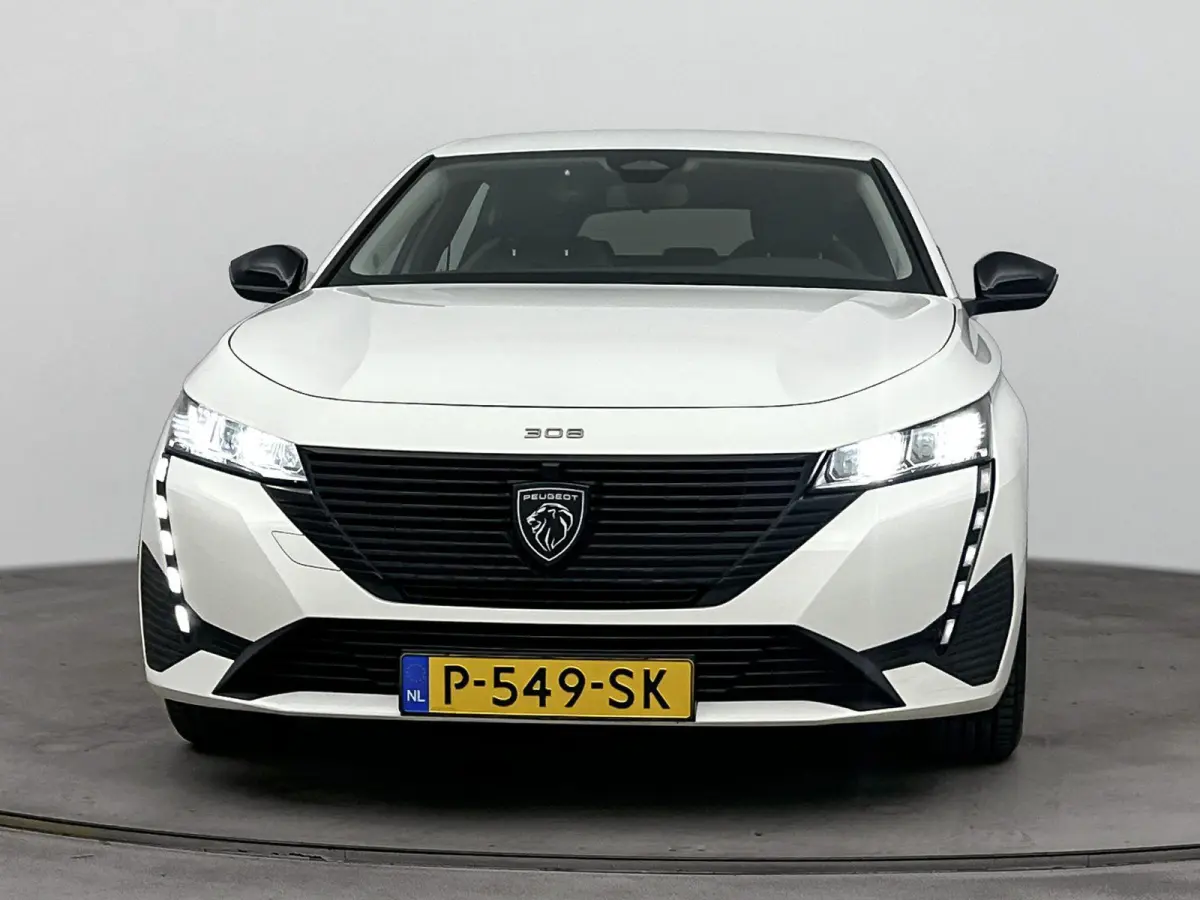 110pk Active Pack | 1ste eigenaar | LEER/Stof | Stoelverwarming | Parkeersensoren | AppleCarPlay/Android | Navigatie