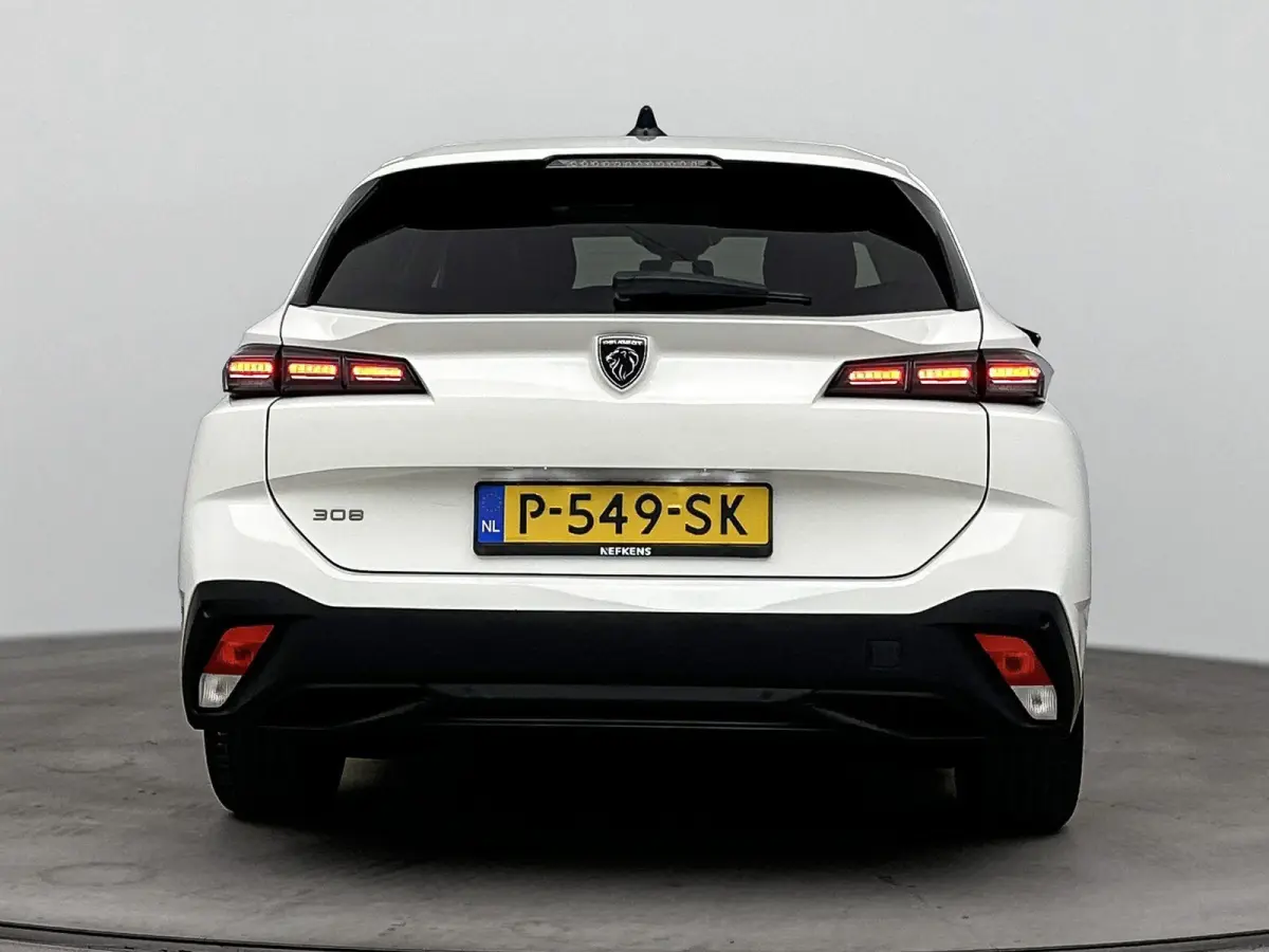 110pk Active Pack | 1ste eigenaar | LEER/Stof | Stoelverwarming | Parkeersensoren | AppleCarPlay/Android | Navigatie