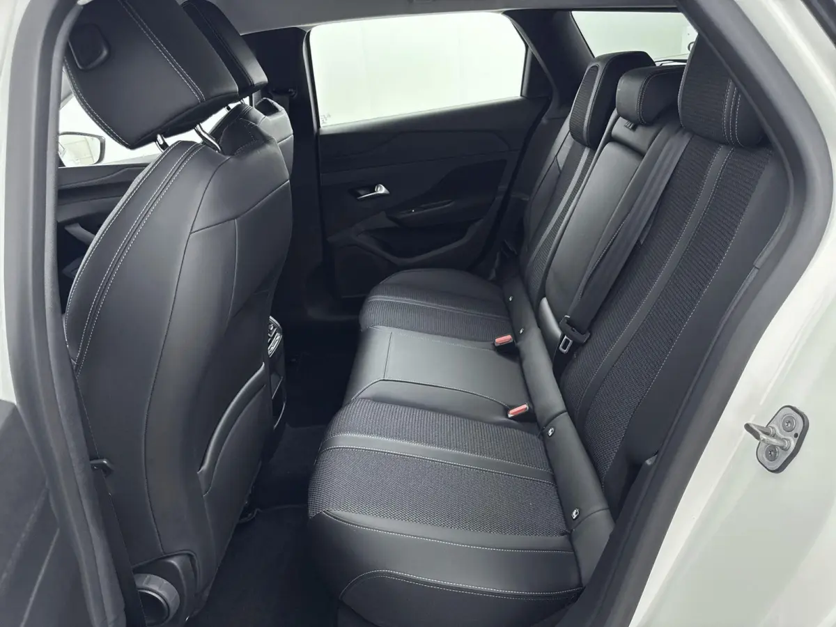 110pk Active Pack | 1ste eigenaar | LEER/Stof | Stoelverwarming | Parkeersensoren | AppleCarPlay/Android | Navigatie