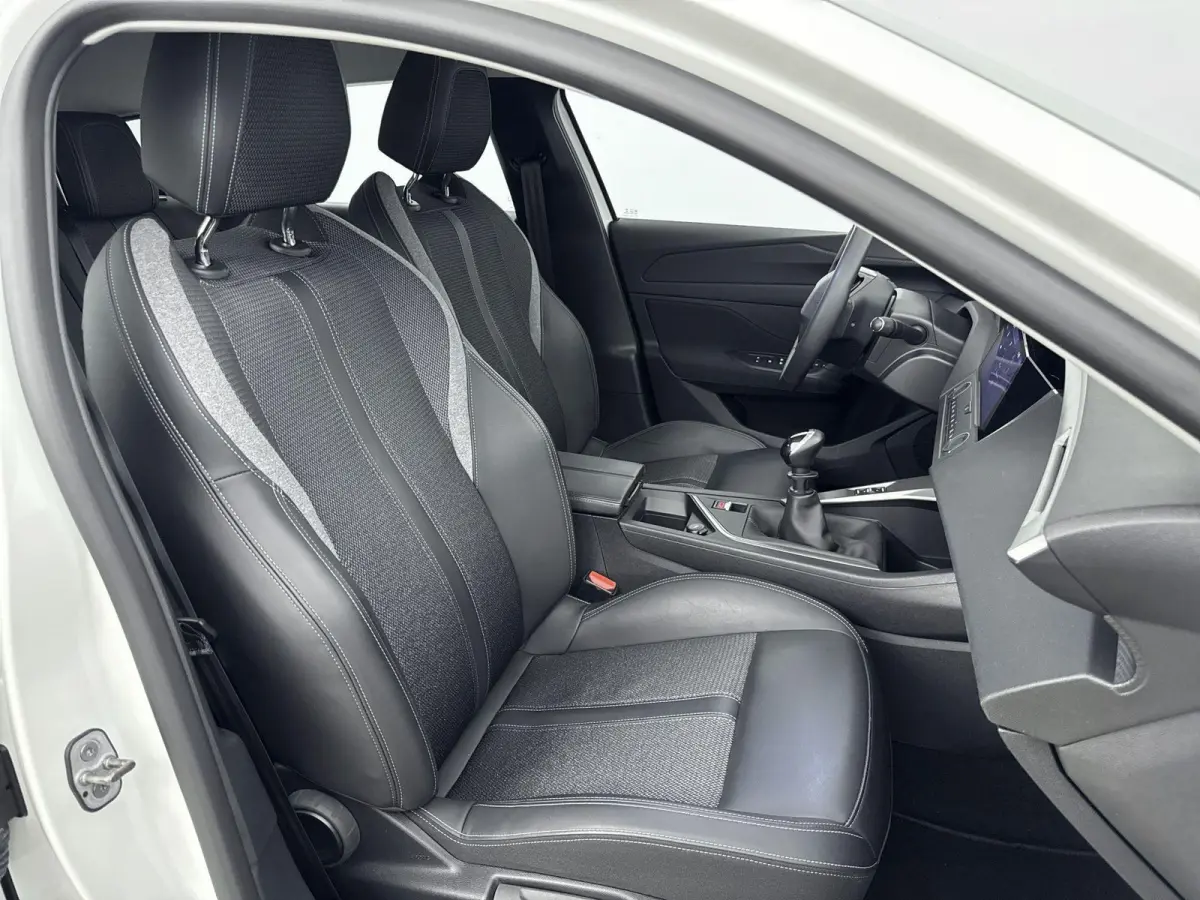 110pk Active Pack | 1ste eigenaar | LEER/Stof | Stoelverwarming | Parkeersensoren | AppleCarPlay/Android | Navigatie