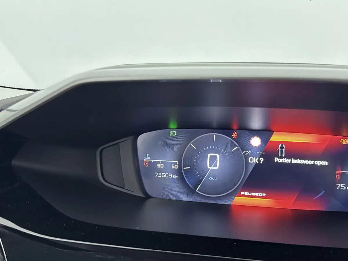 110pk Active Pack | 1ste eigenaar | LEER/Stof | Stoelverwarming | Parkeersensoren | AppleCarPlay/Android | Navigatie