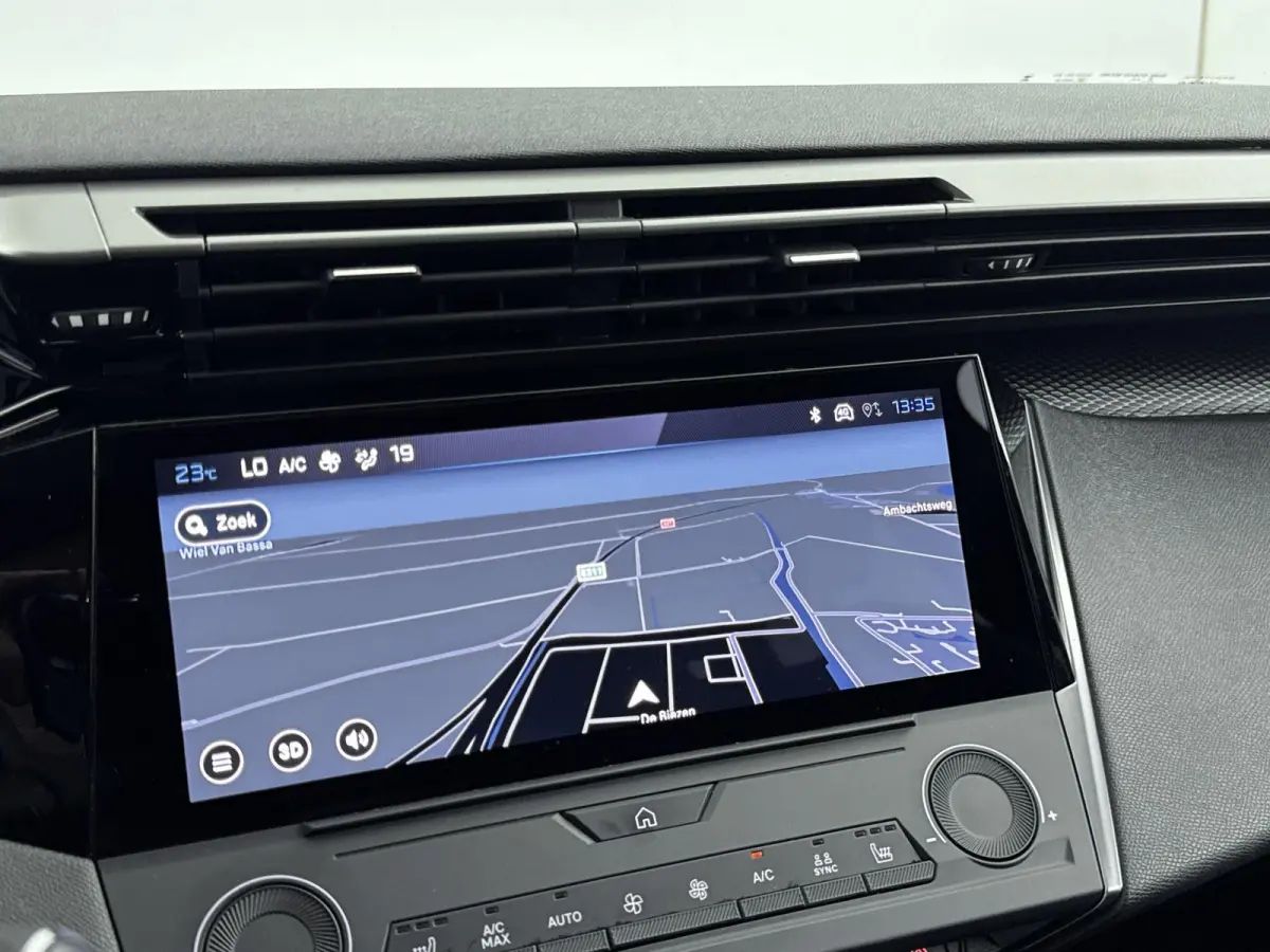 110pk Active Pack | 1ste eigenaar | LEER/Stof | Stoelverwarming | Parkeersensoren | AppleCarPlay/Android | Navigatie