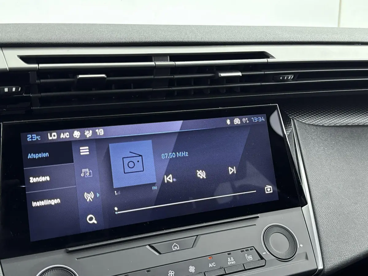 110pk Active Pack | 1ste eigenaar | LEER/Stof | Stoelverwarming | Parkeersensoren | AppleCarPlay/Android | Navigatie
