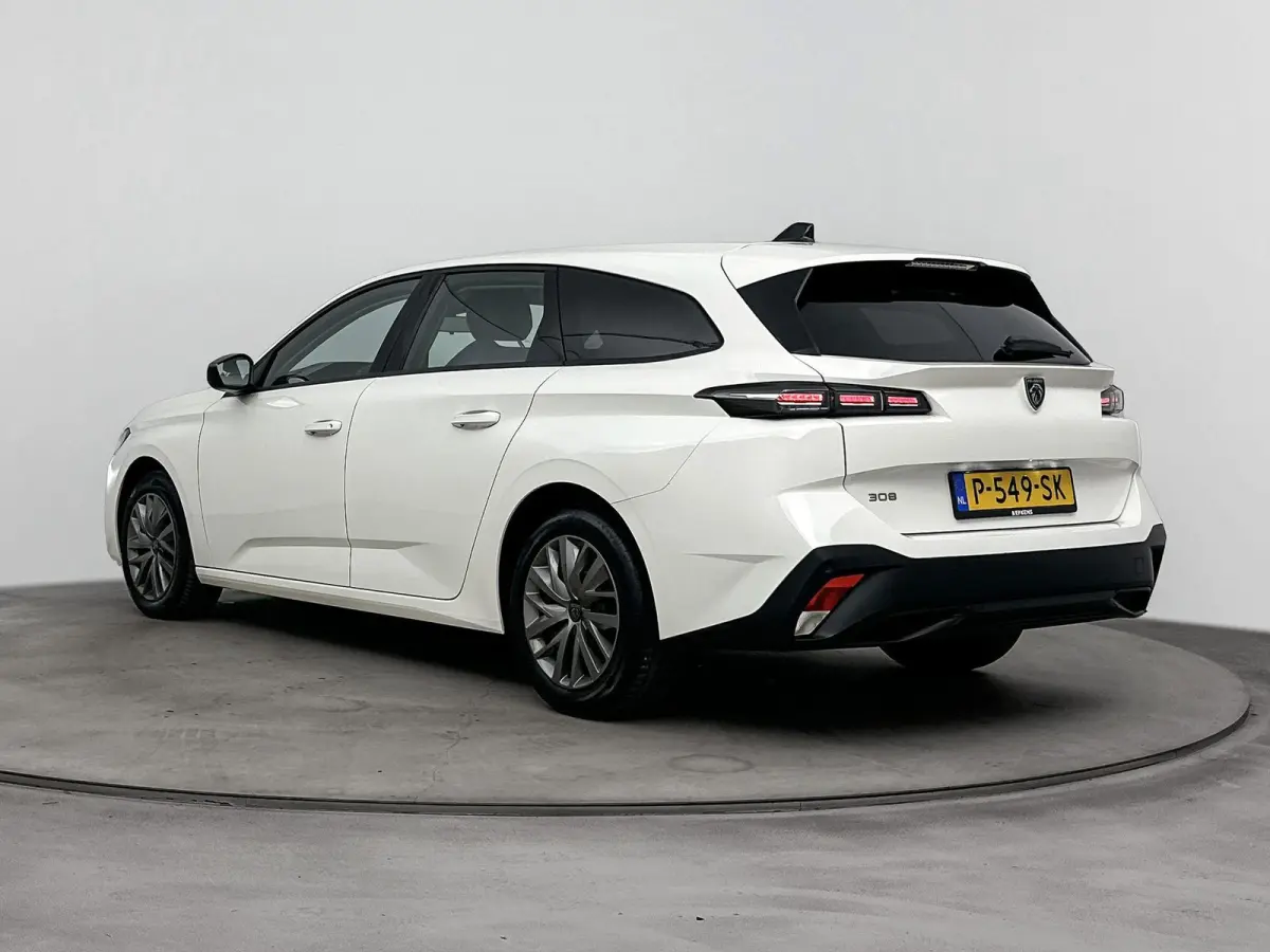 110pk Active Pack | 1ste eigenaar | LEER/Stof | Stoelverwarming | Parkeersensoren | AppleCarPlay/Android | Navigatie