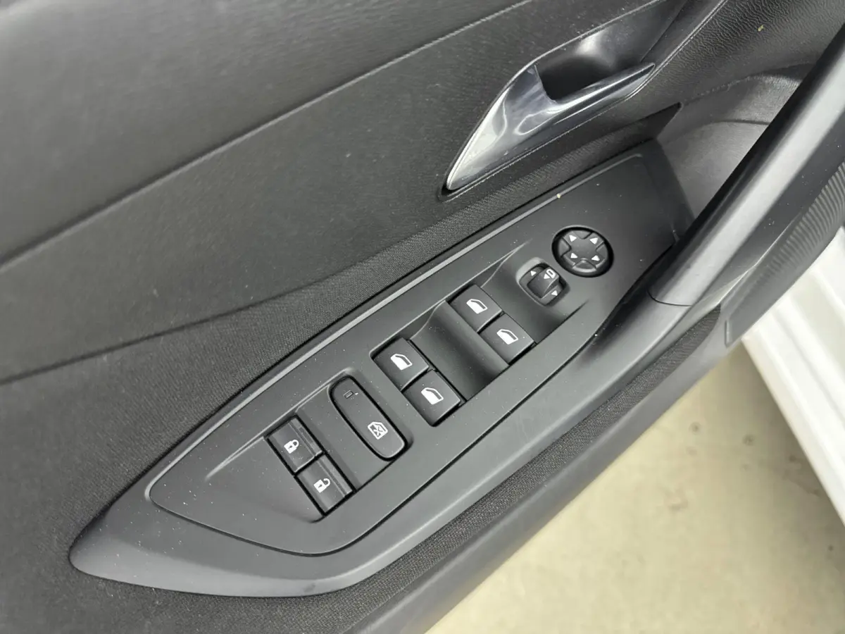 110pk Active Pack | 1ste eigenaar | LEER/Stof | Stoelverwarming | Parkeersensoren | AppleCarPlay/Android | Navigatie