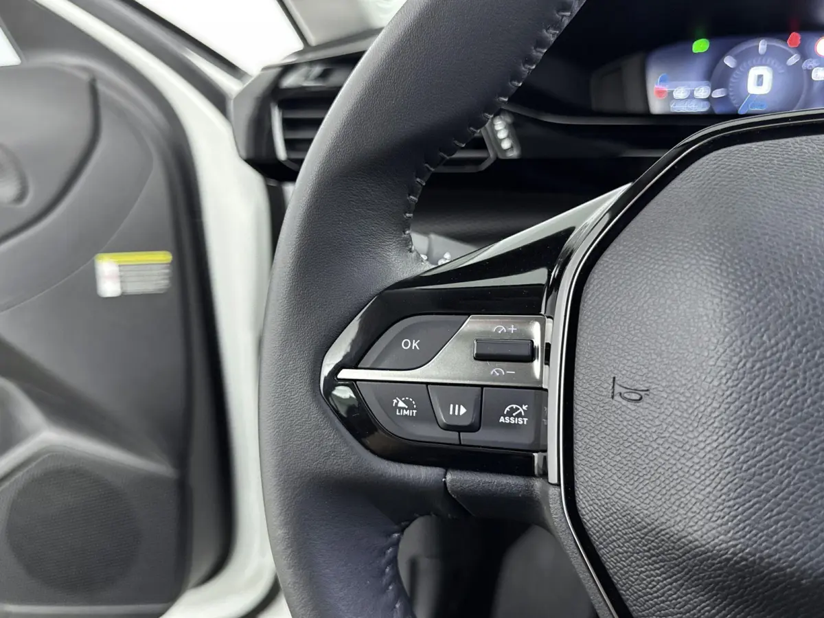 110pk Active Pack | 1ste eigenaar | LEER/Stof | Stoelverwarming | Parkeersensoren | AppleCarPlay/Android | Navigatie