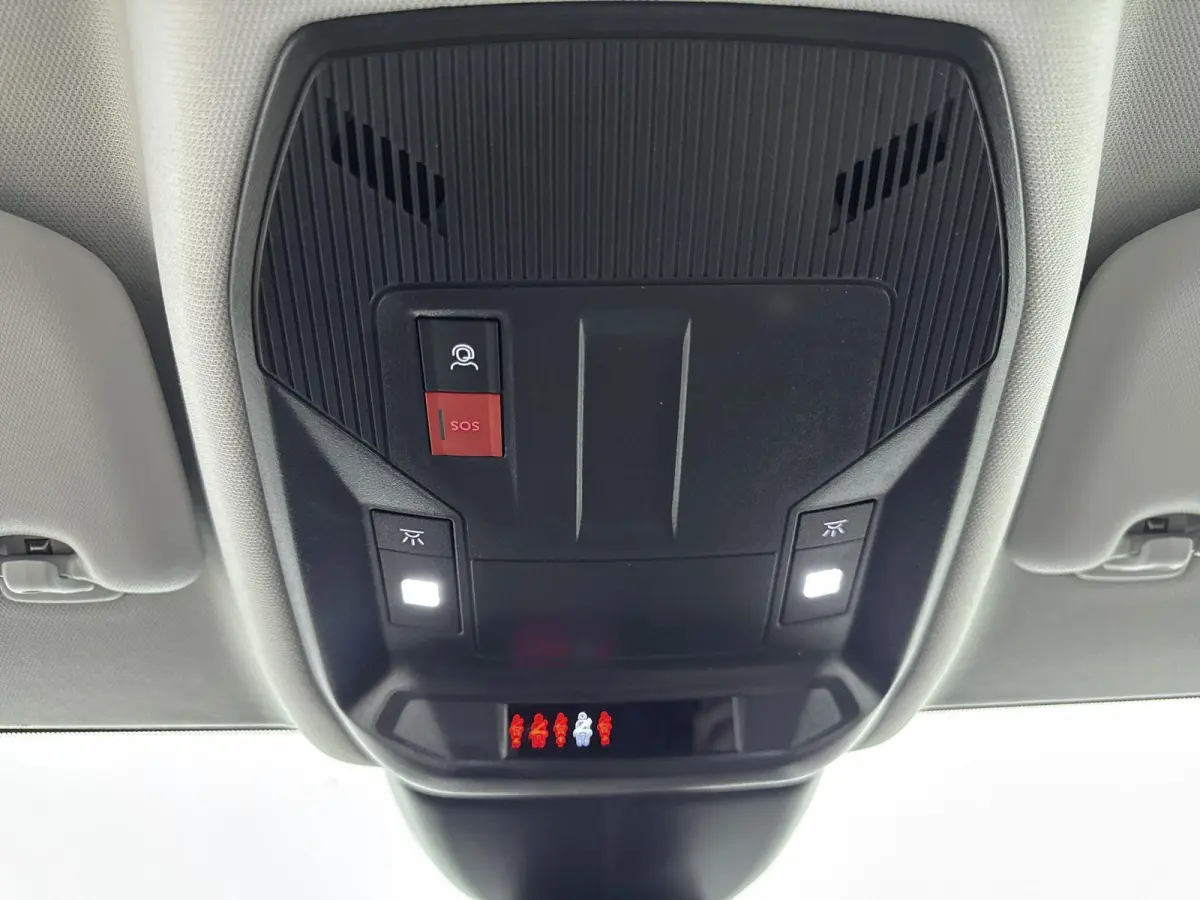 110pk Active Pack | 1ste eigenaar | LEER/Stof | Stoelverwarming | Parkeersensoren | AppleCarPlay/Android | Navigatie