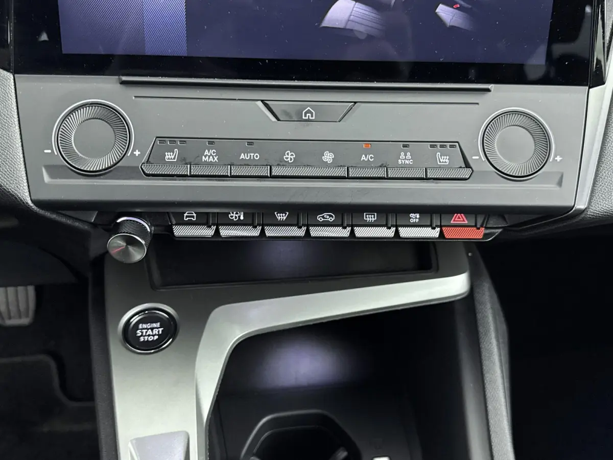 110pk Active Pack | 1ste eigenaar | LEER/Stof | Stoelverwarming | Parkeersensoren | AppleCarPlay/Android | Navigatie