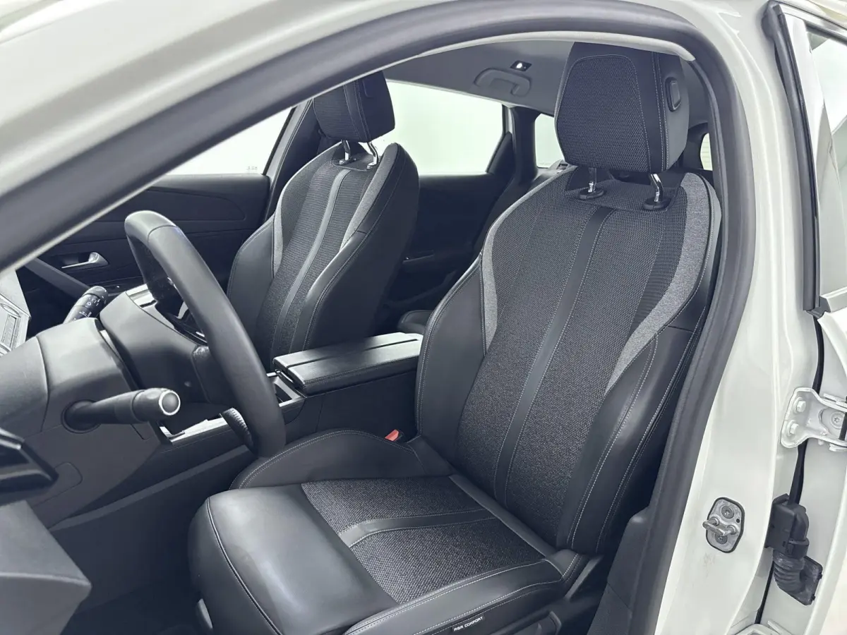 110pk Active Pack | 1ste eigenaar | LEER/Stof | Stoelverwarming | Parkeersensoren | AppleCarPlay/Android | Navigatie