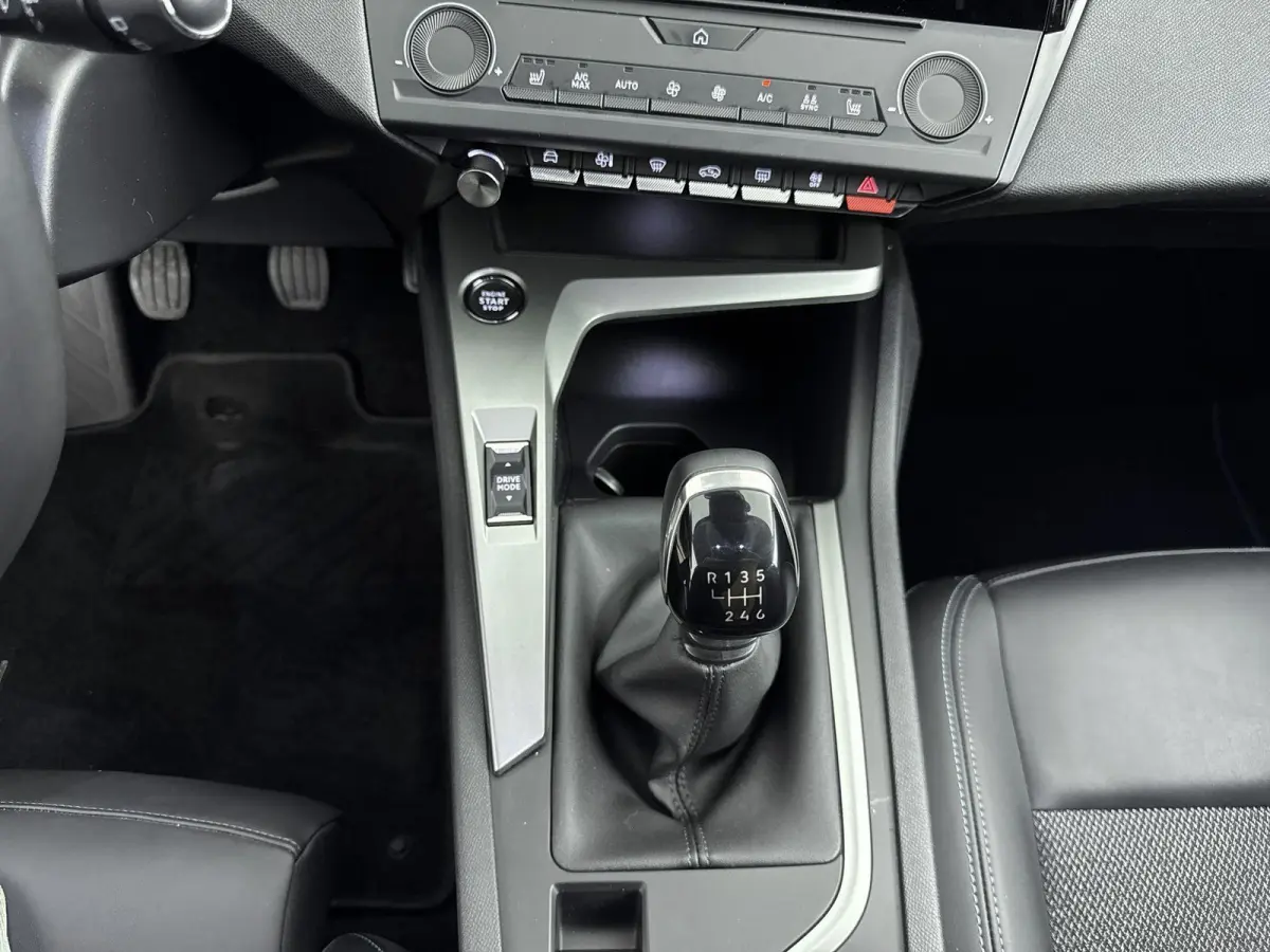 110pk Active Pack | 1ste eigenaar | LEER/Stof | Stoelverwarming | Parkeersensoren | AppleCarPlay/Android | Navigatie
