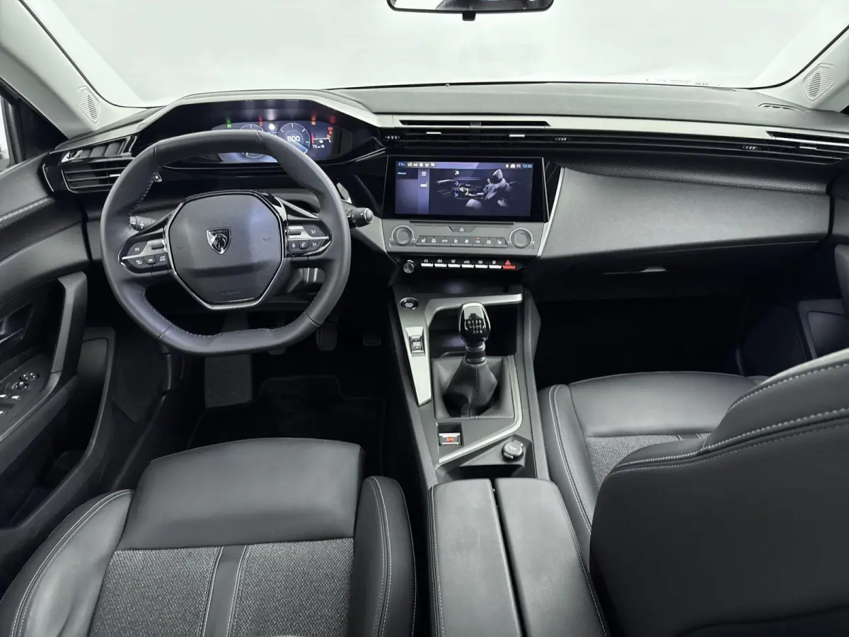 110pk Active Pack | 1ste eigenaar | LEER/Stof | Stoelverwarming | Parkeersensoren | AppleCarPlay/Android | Navigatie