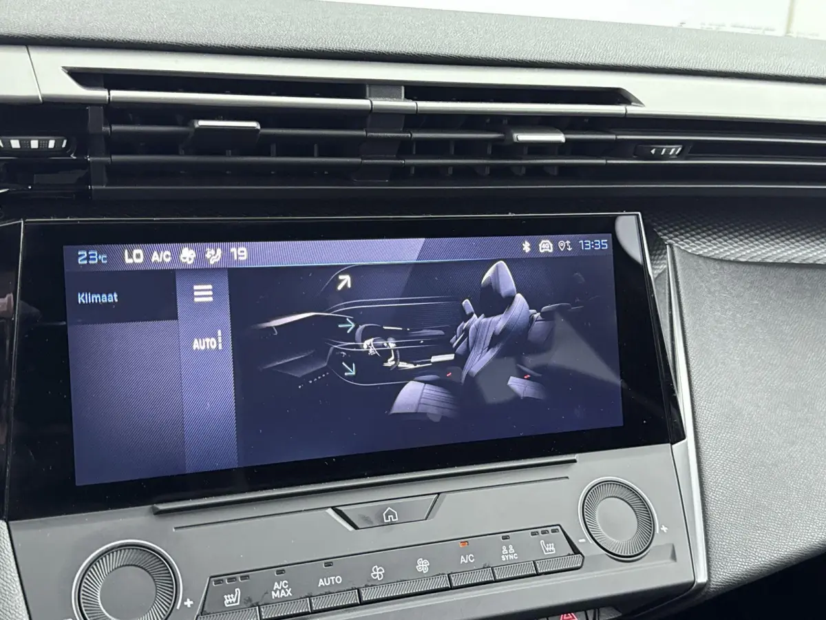 110pk Active Pack | 1ste eigenaar | LEER/Stof | Stoelverwarming | Parkeersensoren | AppleCarPlay/Android | Navigatie