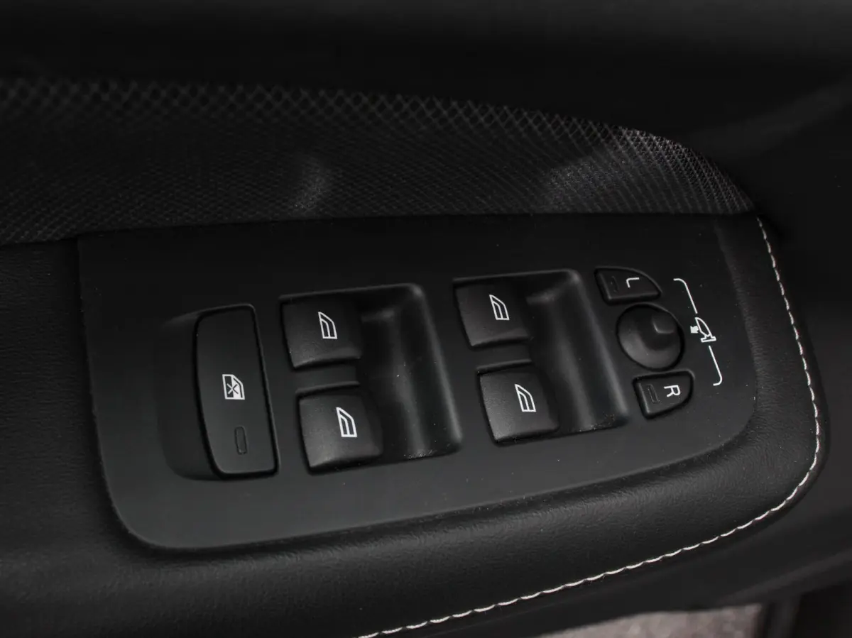 2.0 B4 R-Design Navigatie Camera Climate Control Parkeer Sensoren Cruise Control Adaptive Verwarmde voorstoelen Lichtmetalen Velgen
