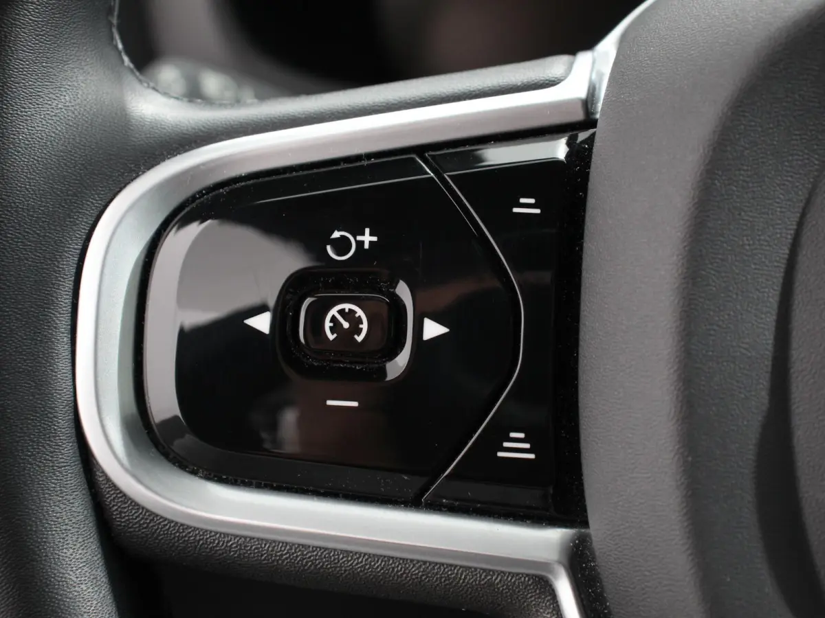 2.0 B4 R-Design Navigatie Camera Climate Control Parkeer Sensoren Cruise Control Adaptive Verwarmde voorstoelen Lichtmetalen Velgen