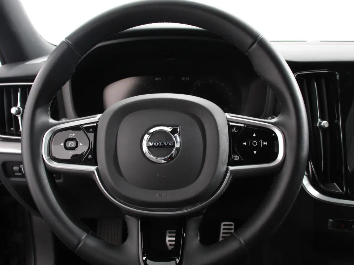 2.0 B4 R-Design Navigatie Camera Climate Control Parkeer Sensoren Cruise Control Adaptive Verwarmde voorstoelen Lichtmetalen Velgen