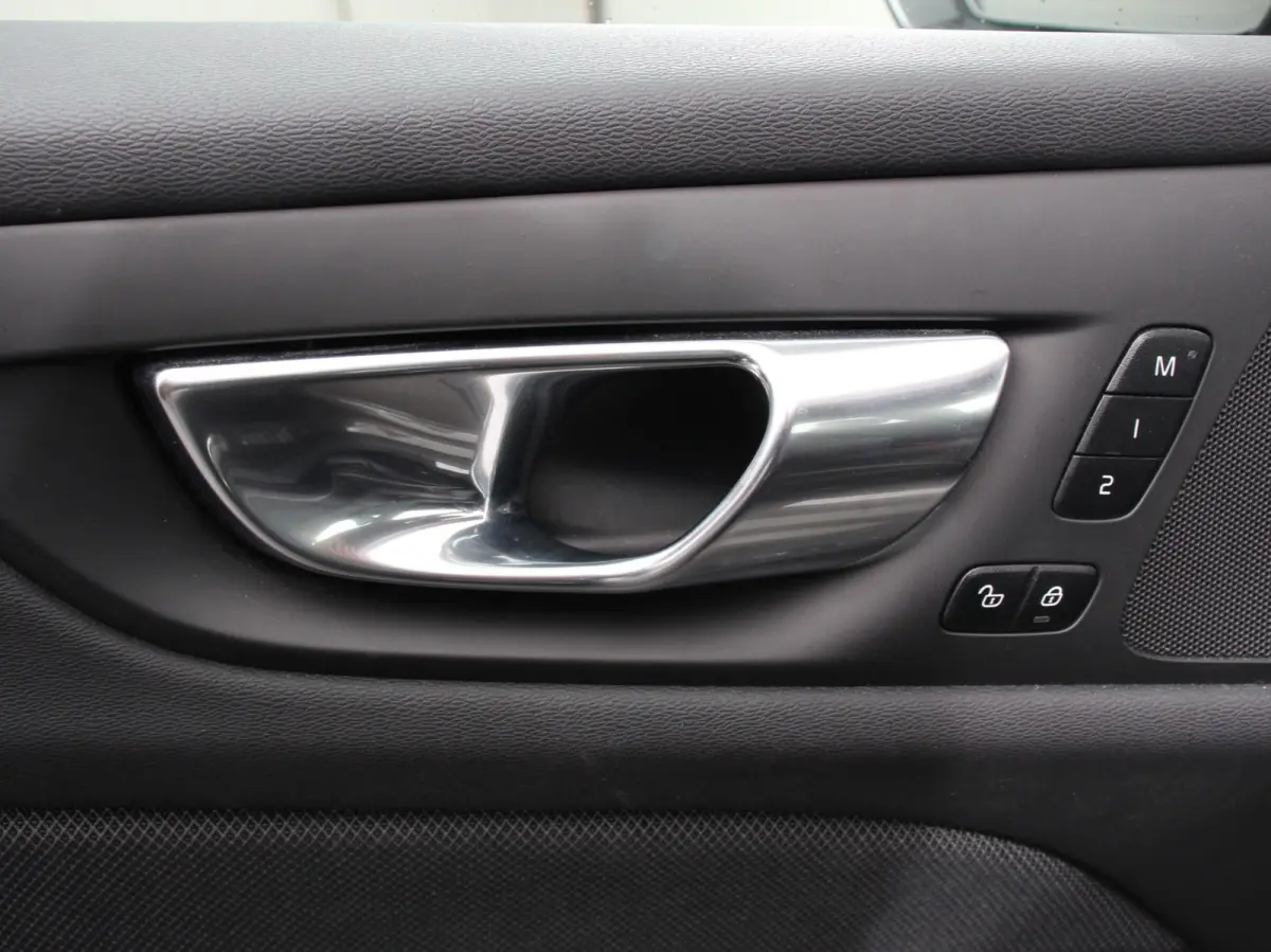 2.0 B4 R-Design Navigatie Camera Climate Control Parkeer Sensoren Cruise Control Adaptive Verwarmde voorstoelen Lichtmetalen Velgen