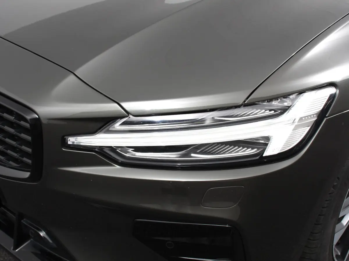 2.0 B4 R-Design Navigatie Camera Climate Control Parkeer Sensoren Cruise Control Adaptive Verwarmde voorstoelen Lichtmetalen Velgen