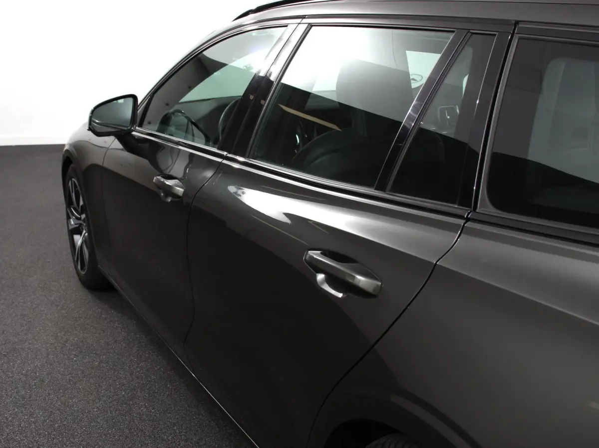2.0 B4 R-Design Navigatie Camera Climate Control Parkeer Sensoren Cruise Control Adaptive Verwarmde voorstoelen Lichtmetalen Velgen