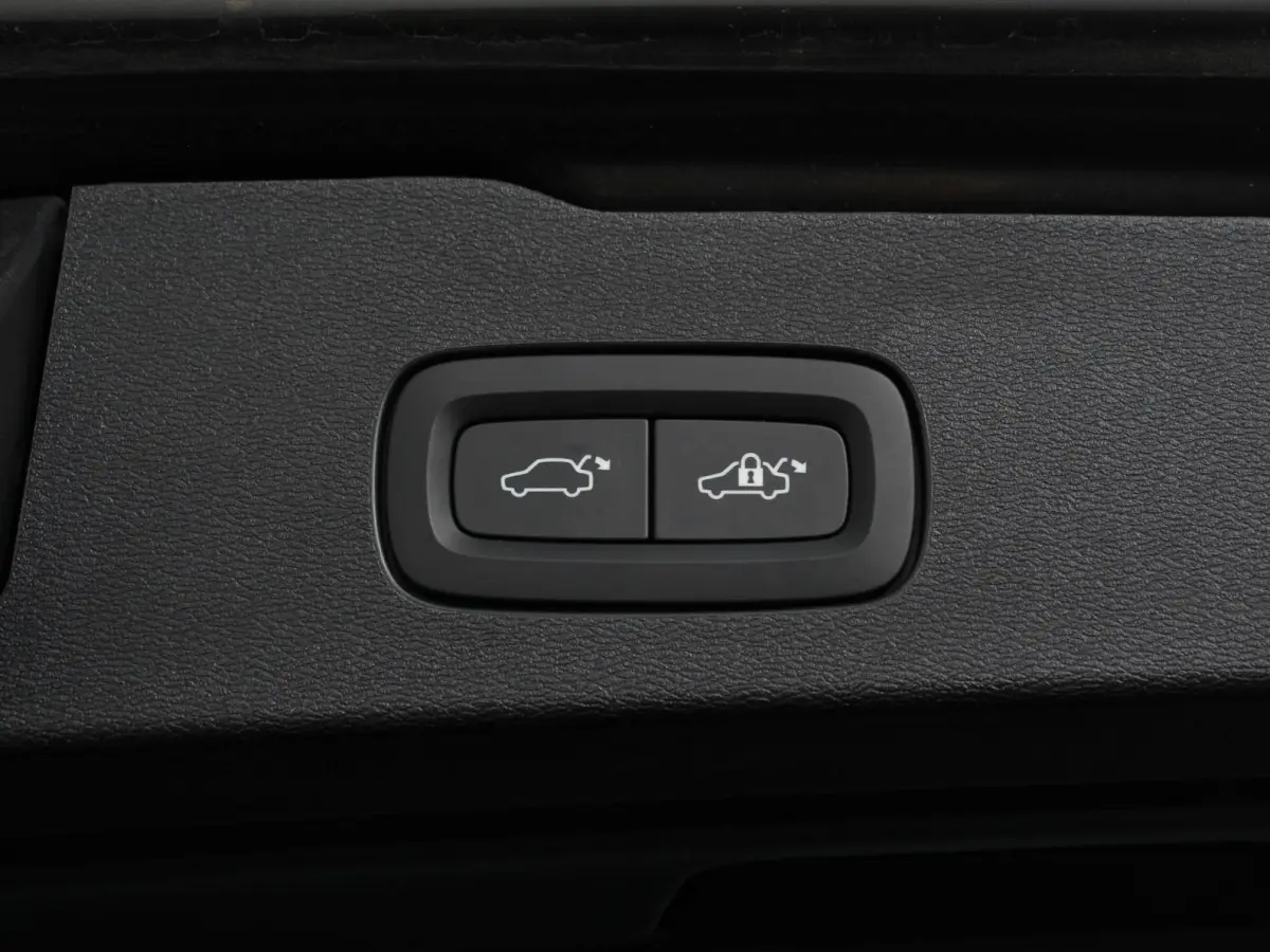 2.0 B4 R-Design Navigatie Camera Climate Control Parkeer Sensoren Cruise Control Adaptive Verwarmde voorstoelen Lichtmetalen Velgen