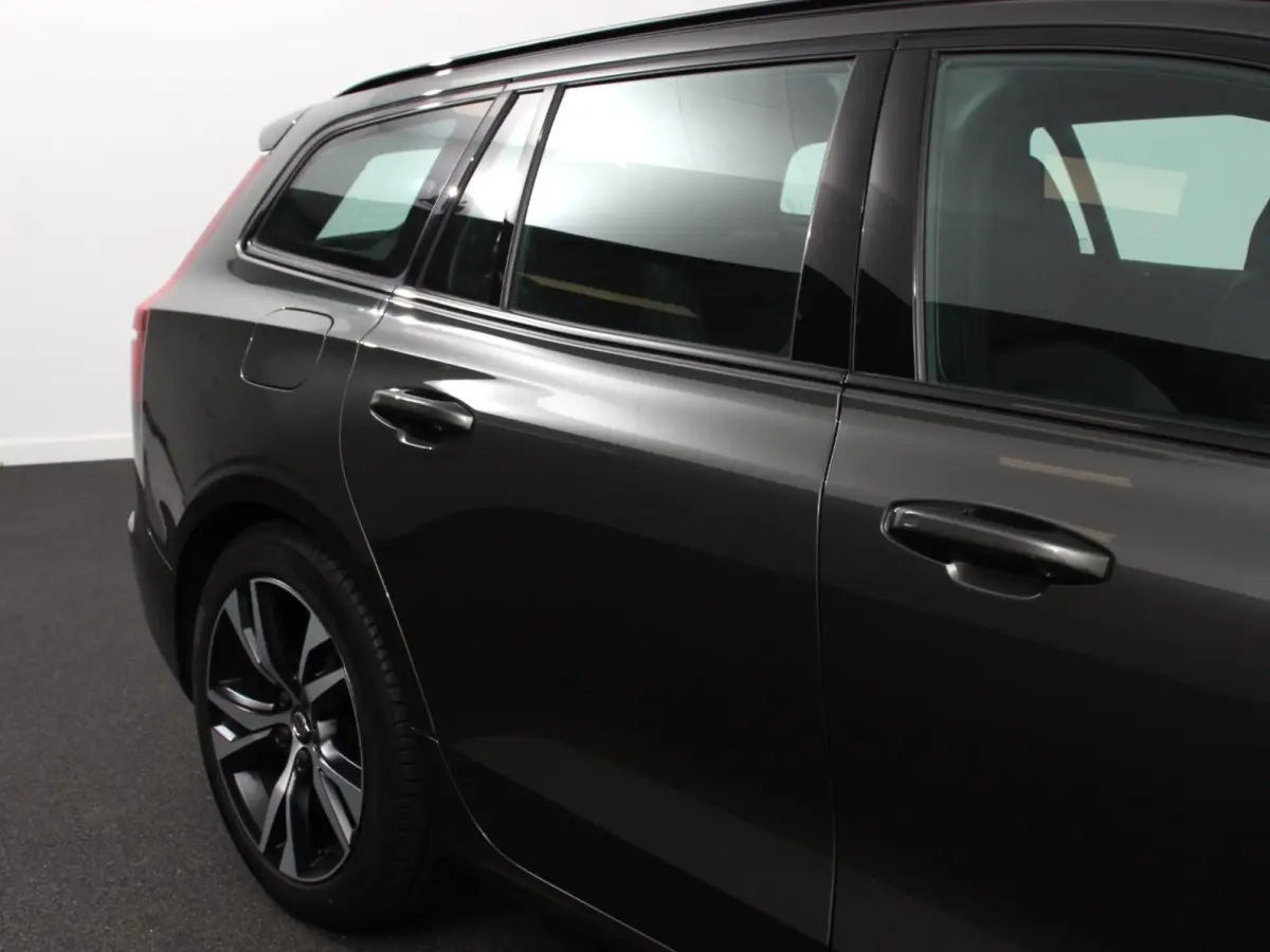 2.0 B4 R-Design Navigatie Camera Climate Control Parkeer Sensoren Cruise Control Adaptive Verwarmde voorstoelen Lichtmetalen Velgen