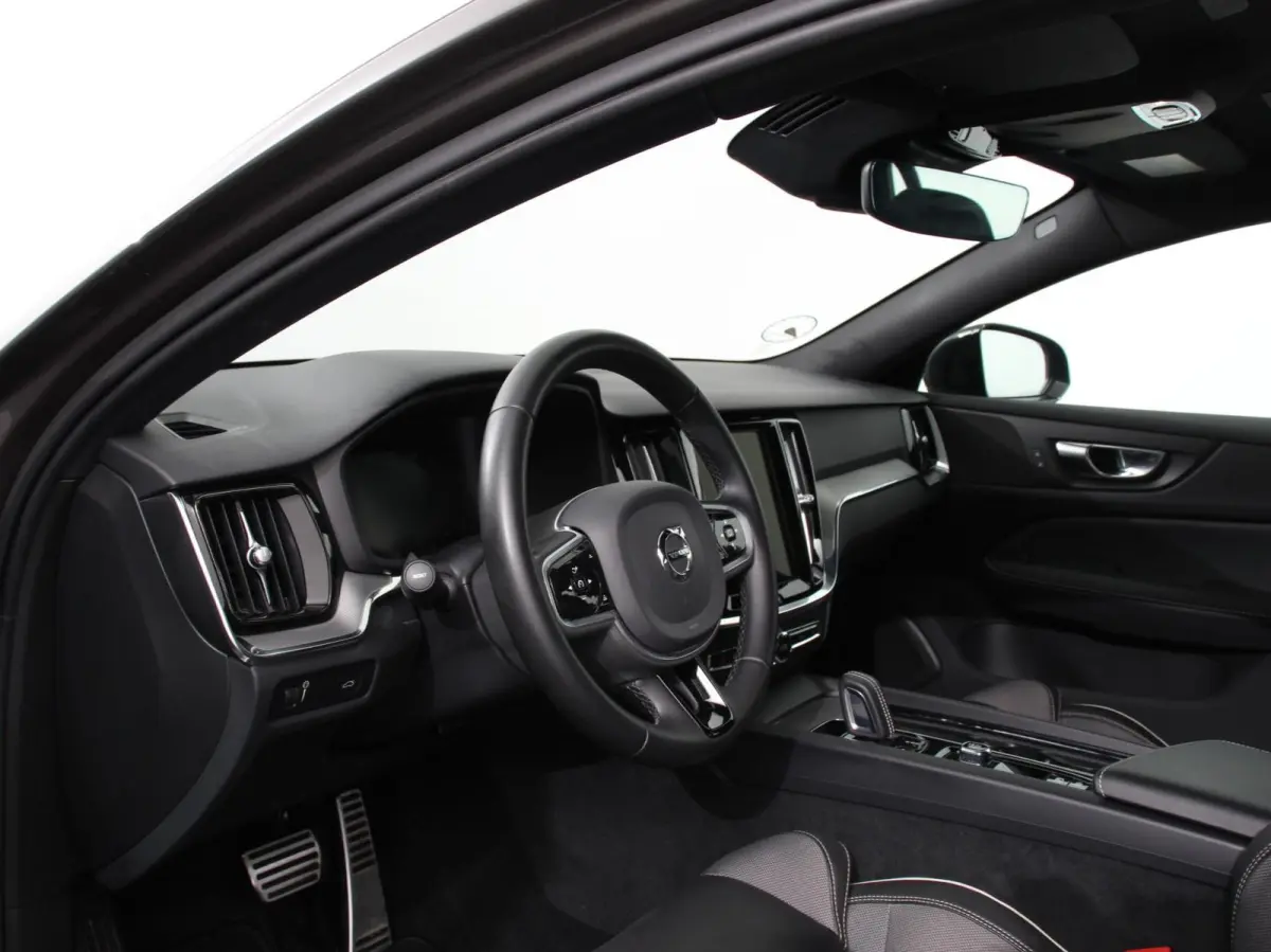 2.0 B4 R-Design Navigatie Camera Climate Control Parkeer Sensoren Cruise Control Adaptive Verwarmde voorstoelen Lichtmetalen Velgen