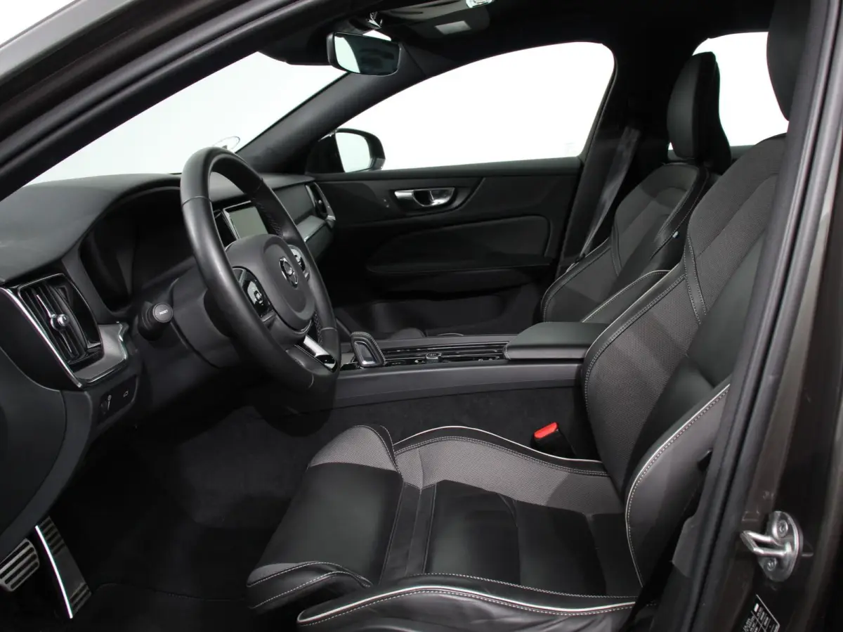 2.0 B4 R-Design Navigatie Camera Climate Control Parkeer Sensoren Cruise Control Adaptive Verwarmde voorstoelen Lichtmetalen Velgen