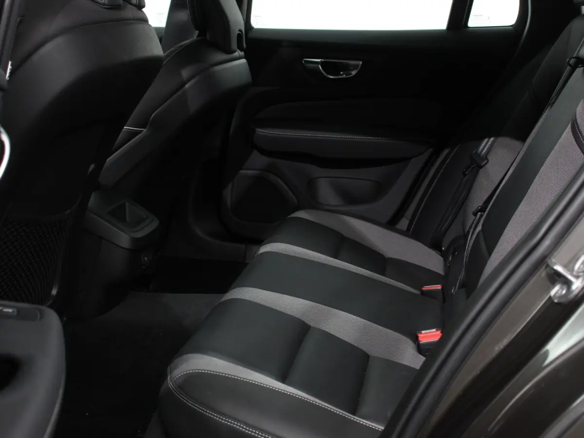2.0 B4 R-Design Navigatie Camera Climate Control Parkeer Sensoren Cruise Control Adaptive Verwarmde voorstoelen Lichtmetalen Velgen