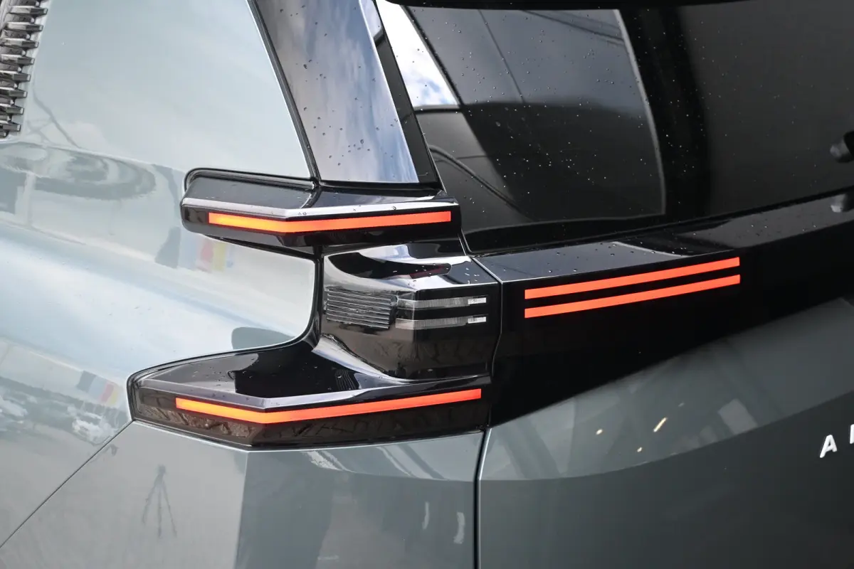 1.6 Plug-In Hybrid 195 Business Demo Deal! Tot 8 Jaar Garantie! | Adaptief Cruise control | 360 Camera | Navi by App | HUD | Elektr. Achterklep | 7,4kW Lader | DAB ontvanger | Draadloze tele