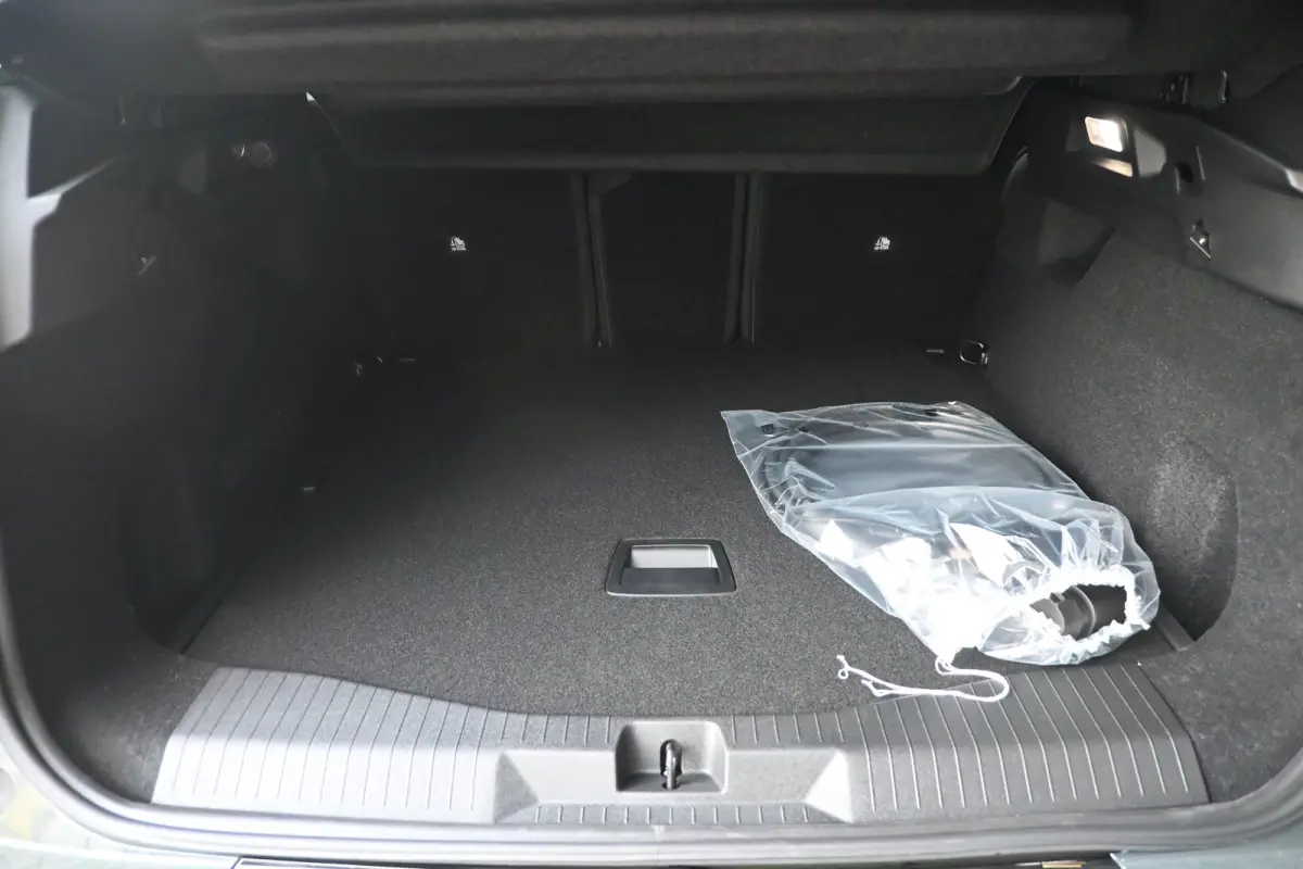 1.6 Plug-In Hybrid 195 Business Demo Deal! Tot 8 Jaar Garantie! | Adaptief Cruise control | 360 Camera | Navi by App | HUD | Elektr. Achterklep | 7,4kW Lader | DAB ontvanger | Draadloze tele