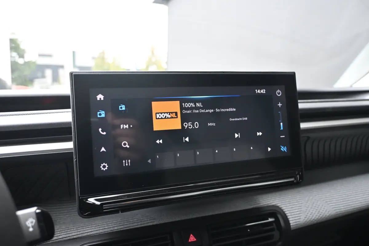 1.2 Hybrid 110pk Collection Demo Deal! Tot 8 Jaar Garantie! | Cruise control | Navi by App | DAB ontvanger | Dakrails | Extra getint glas | LMV 17" |
