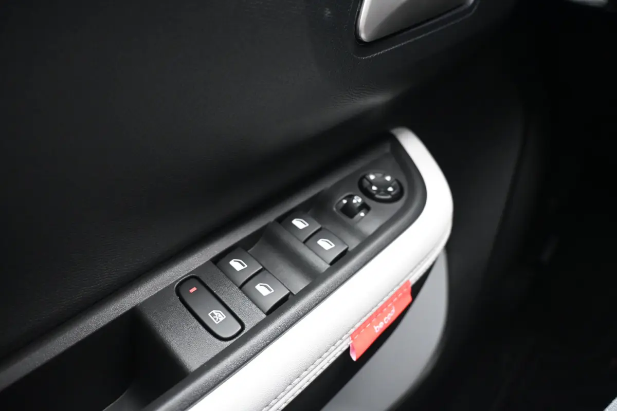 1.2 Hybrid 110pk Collection Demo Deal! Tot 8 Jaar Garantie! | Cruise control | Navi by App | DAB ontvanger | Dakrails | Extra getint glas | LMV 17" |
