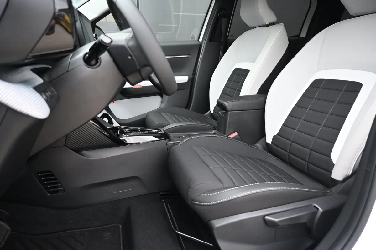1.2 Hybrid 110pk Collection Demo Deal! Tot 8 Jaar Garantie! | Cruise control | Navi by App | DAB ontvanger | Dakrails | Extra getint glas | LMV 17" |