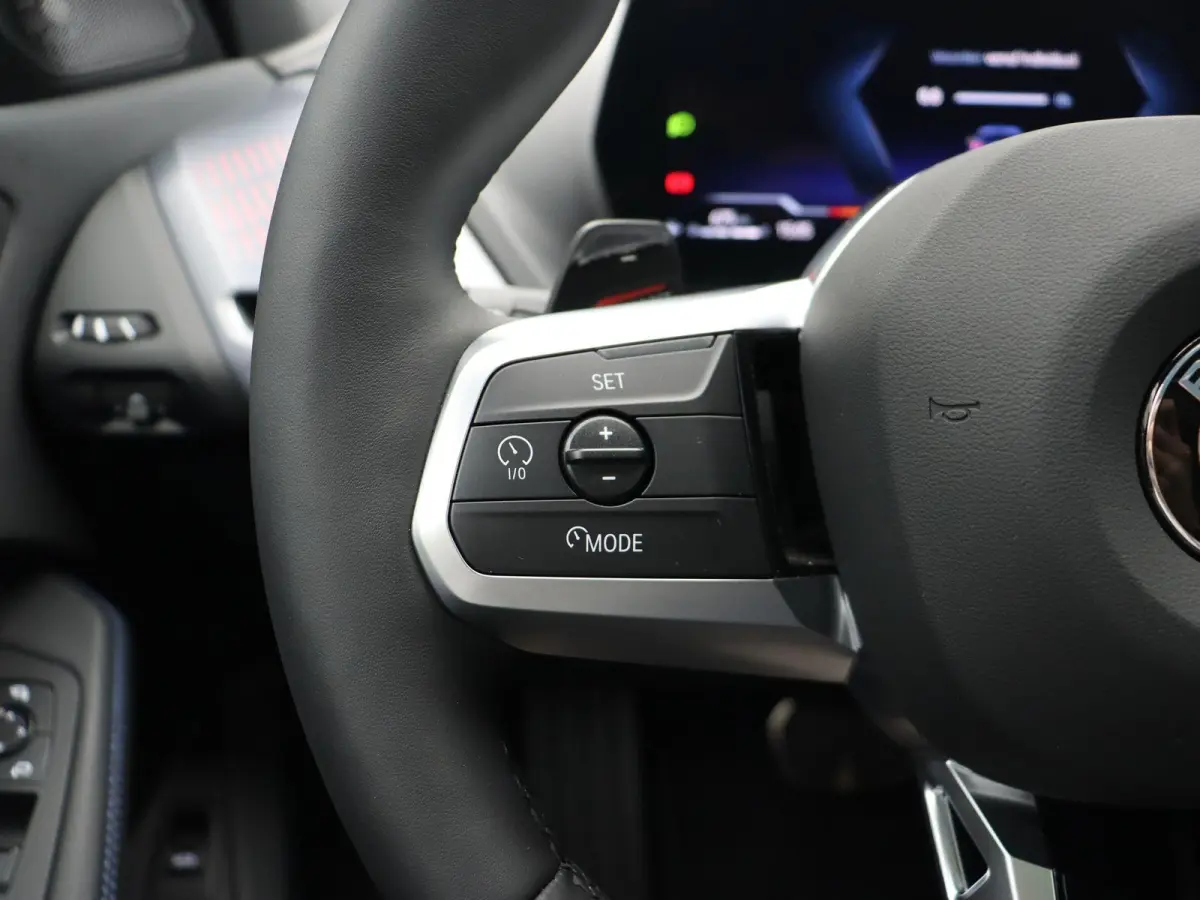 123 xDrive M Sportpakket Pro | Innovation Pack | Trekhaak | Stuurwielrand verwarmd | Panoramadak | Elektrisch verstelbare M Sportstoelen | Driving Assistant Plus | Head Up Display | Harman K