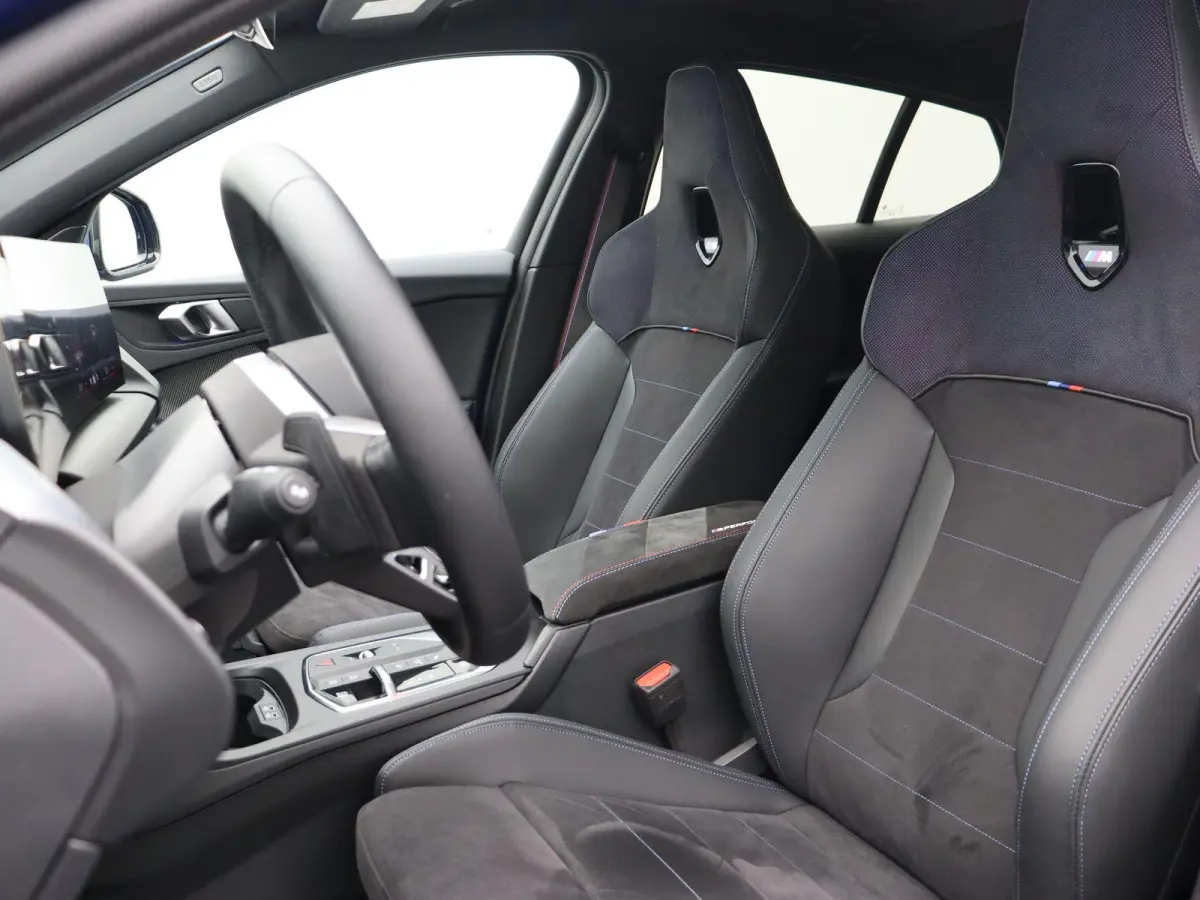 123 xDrive M Sportpakket Pro | Innovation Pack | Trekhaak | Stuurwielrand verwarmd | Panoramadak | Elektrisch verstelbare M Sportstoelen | Driving Assistant Plus | Head Up Display | Harman K