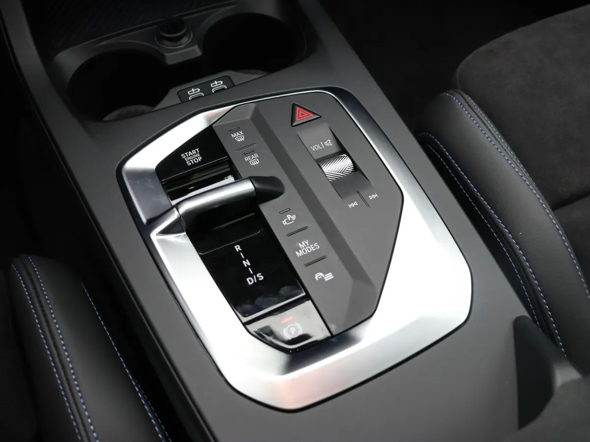 123 xDrive M Sportpakket Pro | Innovation Pack | Trekhaak | Stuurwielrand verwarmd | Panoramadak | Elektrisch verstelbare M Sportstoelen | Driving Assistant Plus | Head Up Display | Harman K