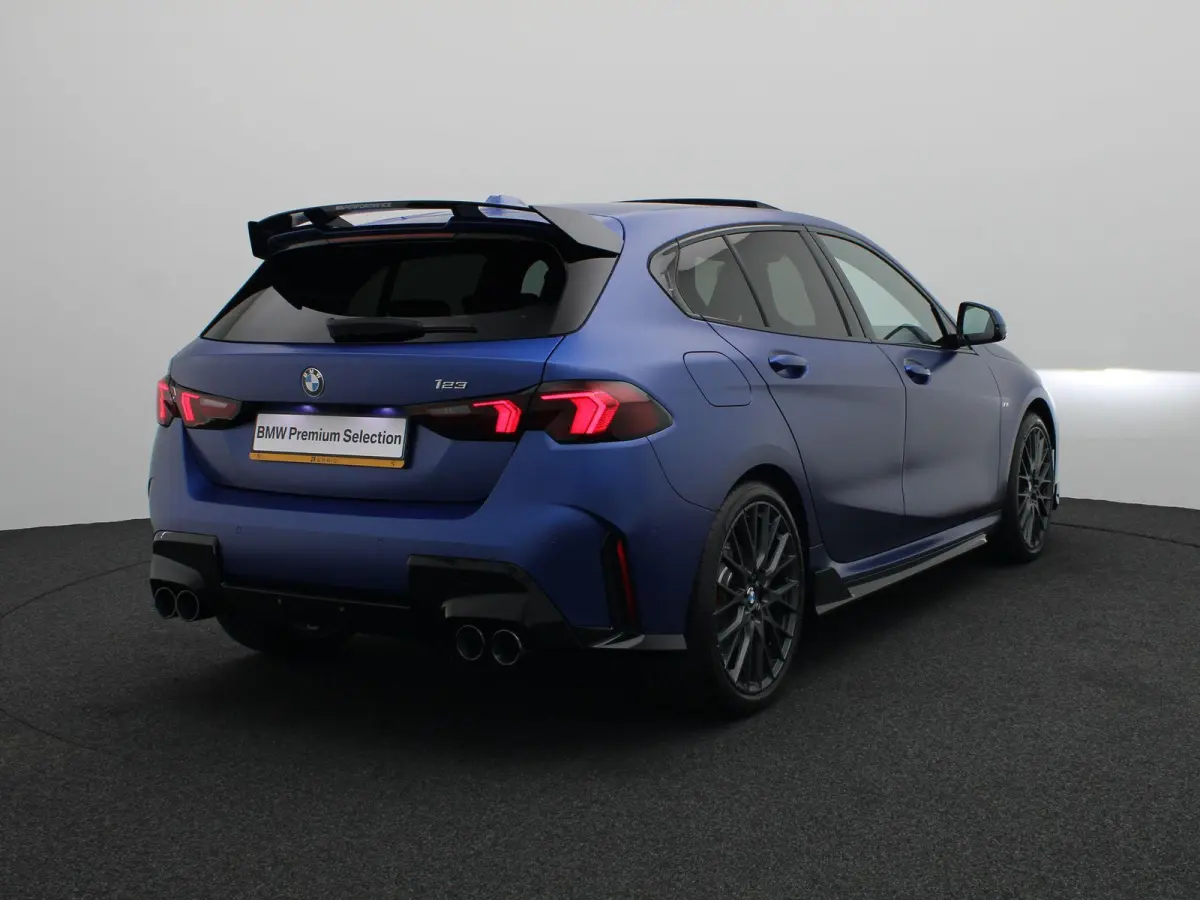 123 xDrive M Sportpakket Pro | Innovation Pack | Trekhaak | Stuurwielrand verwarmd | Panoramadak | Elektrisch verstelbare M Sportstoelen | Driving Assistant Plus | Head Up Display | Harman K