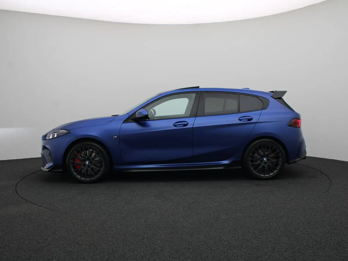 123 xDrive M Sportpakket Pro | Innovation Pack | Trekhaak | Stuurwielrand verwarmd | Panoramadak | Elektrisch verstelbare M Sportstoelen | Driving Assistant Plus | Head Up Display | Harman K