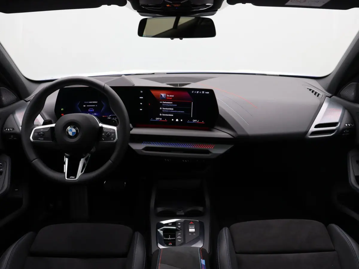 123 xDrive M Sportpakket Pro | Innovation Pack | Trekhaak | Stuurwielrand verwarmd | Panoramadak | Elektrisch verstelbare M Sportstoelen | Driving Assistant Plus | Head Up Display | Harman K
