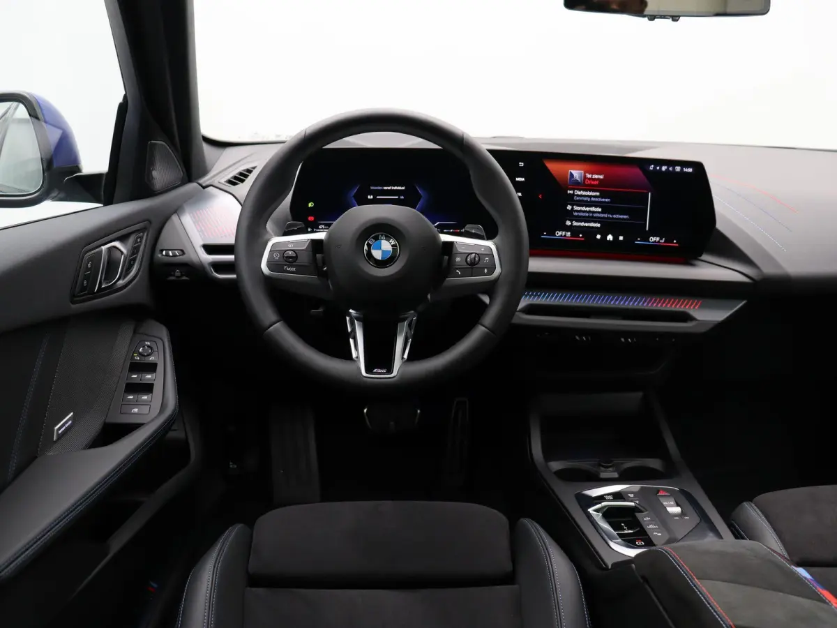 123 xDrive M Sportpakket Pro | Innovation Pack | Trekhaak | Stuurwielrand verwarmd | Panoramadak | Elektrisch verstelbare M Sportstoelen | Driving Assistant Plus | Head Up Display | Harman K