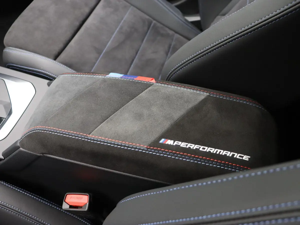 123 xDrive M Sportpakket Pro | Innovation Pack | Trekhaak | Stuurwielrand verwarmd | Panoramadak | Elektrisch verstelbare M Sportstoelen | Driving Assistant Plus | Head Up Display | Harman K