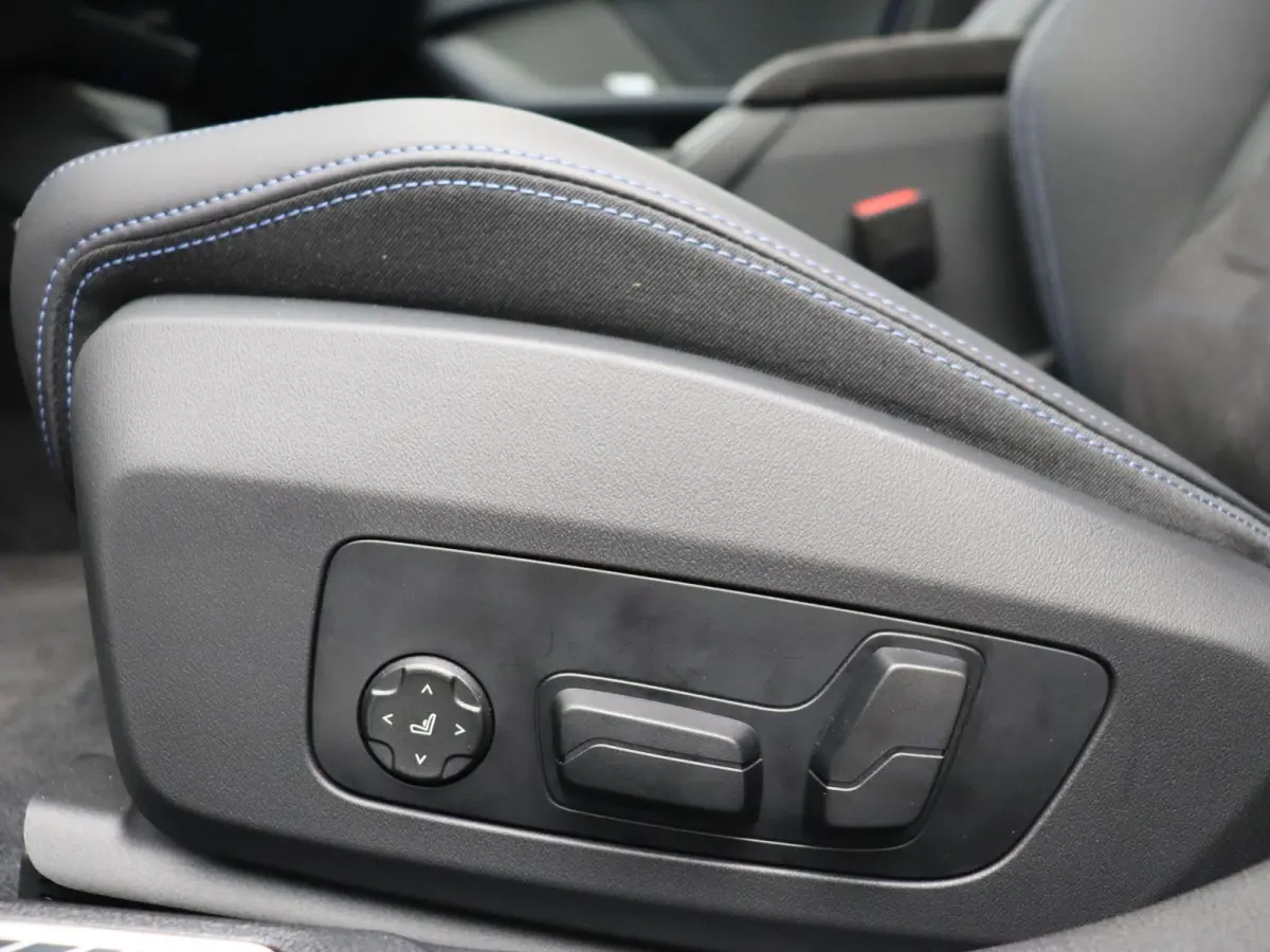 123 xDrive M Sportpakket Pro | Innovation Pack | Trekhaak | Stuurwielrand verwarmd | Panoramadak | Elektrisch verstelbare M Sportstoelen | Driving Assistant Plus | Head Up Display | Harman K