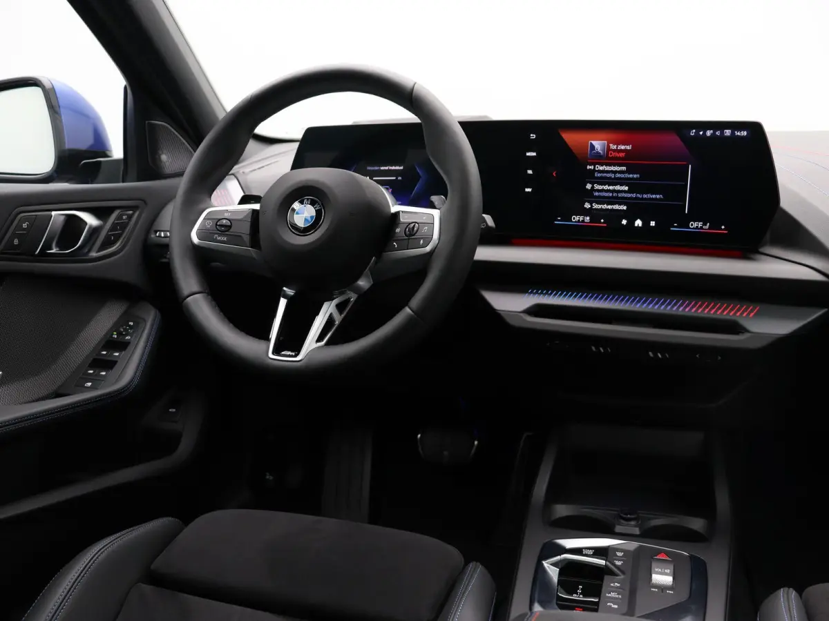 123 xDrive M Sportpakket Pro | Innovation Pack | Trekhaak | Stuurwielrand verwarmd | Panoramadak | Elektrisch verstelbare M Sportstoelen | Driving Assistant Plus | Head Up Display | Harman K